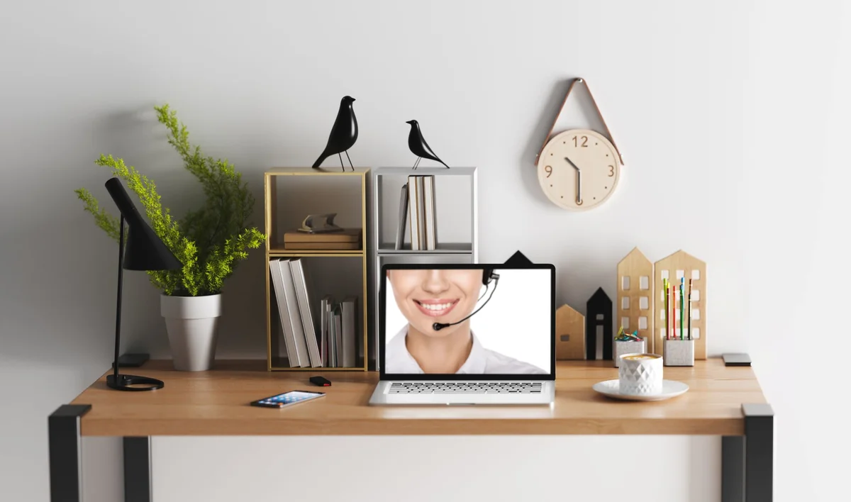 Moderner Arbeitsplatz mit Computer und Arbeitsunterlagen