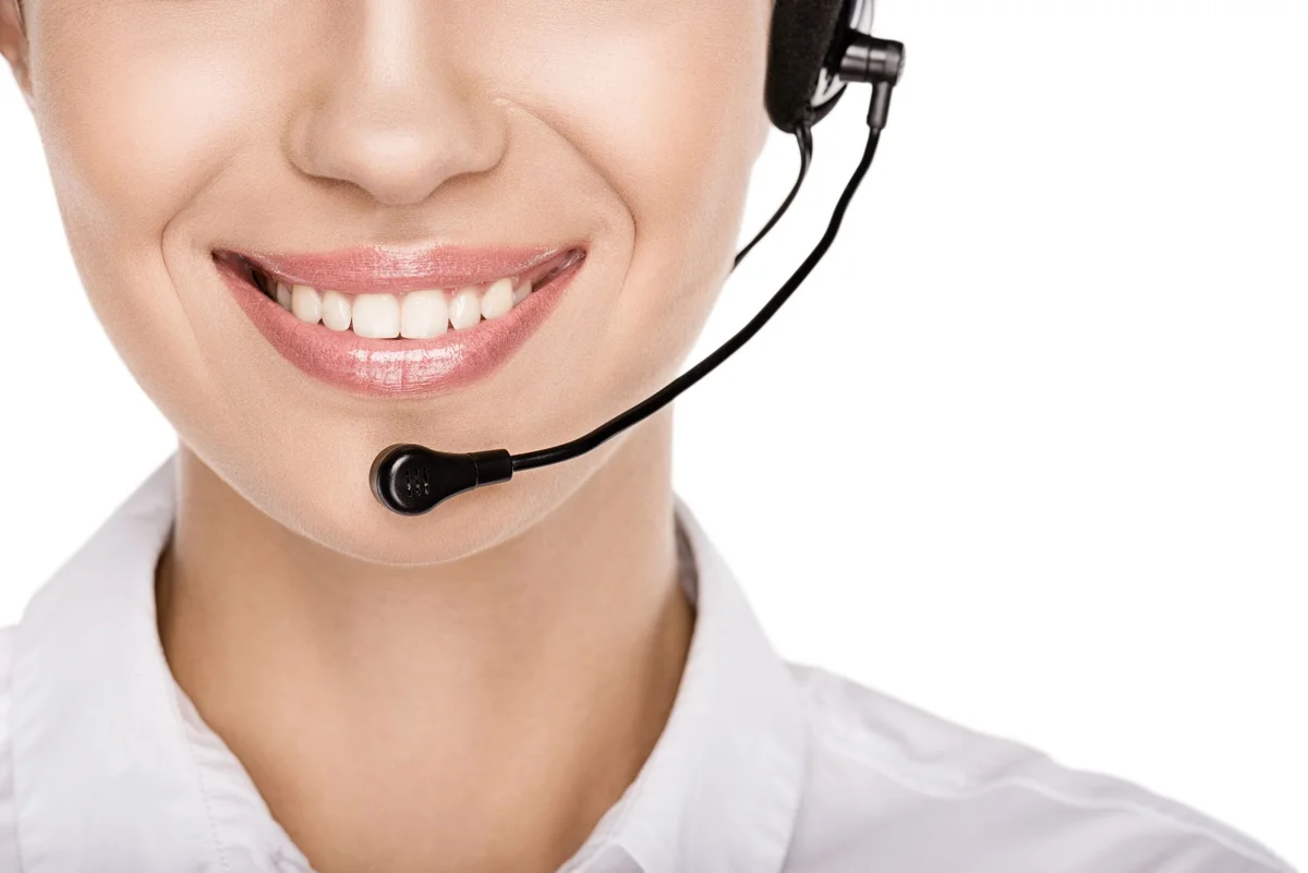 Mitarbeiterin bei einem telefonischen Beratungsgespräch am Computer