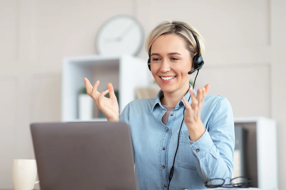 Online-Schulung an einem Arbeitsplatz mit Laptop